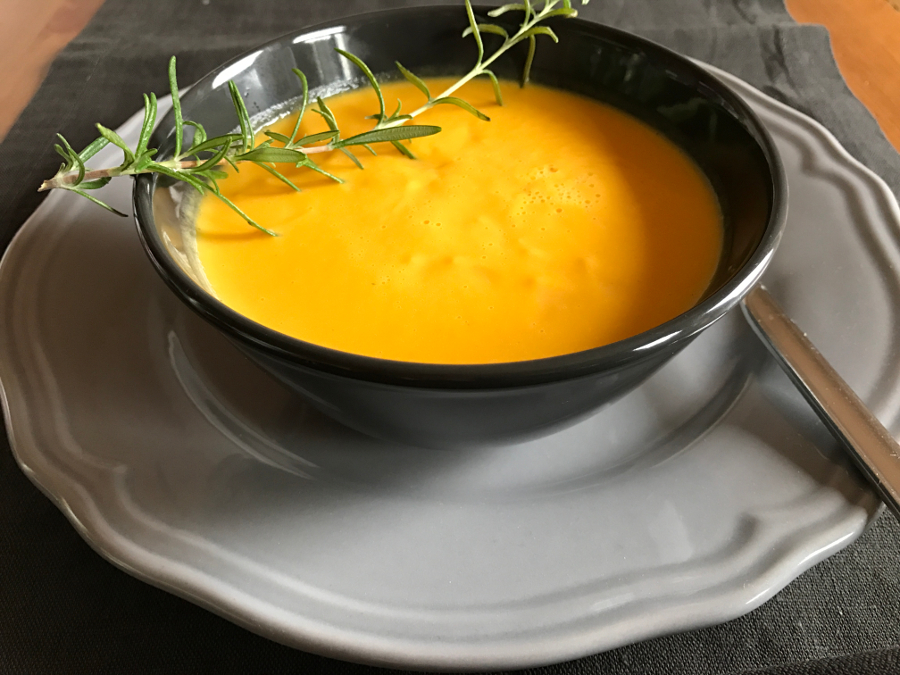 Süßkartoffel-Karotten-Suppe mit Sauerrahm – bee in flipflops