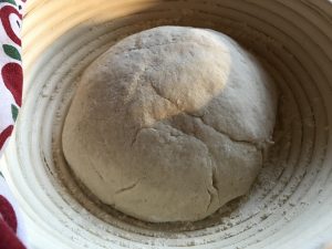 Glutenfreies Brot im Garkörbchen gehen lassen