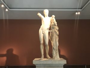 Skulptur der griechischen Götter Hermes und Dionysos als Knabe - Olympia