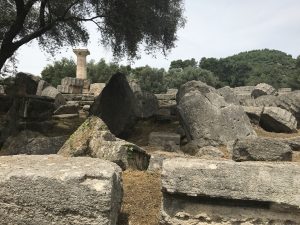 Umgestürzte Säulen auf den Grabungsstätten in Olympia - Peloponnes