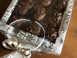 Einfache Idee um 12 Muffins zu verpacken