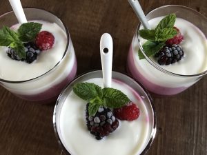 Beeren-Joghurt-Dessert frisch und sommerlich
