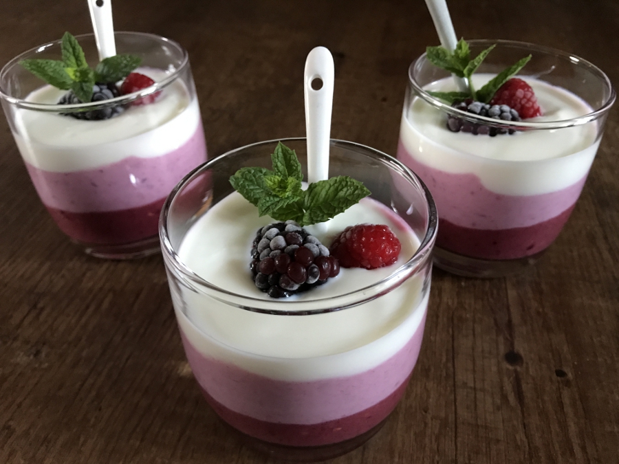 Sommerliches Beeren-Joghurt-Dessert – bee in flipflops
