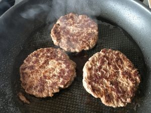 Selbstgemachter, klassischer Beef Burger Patty braten