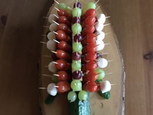 Lustiges Gurkenkrokodil mit Gemüse bestückt