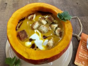 Sämige Kürbissuppe mit Brotcroutons und Creme Fraiche