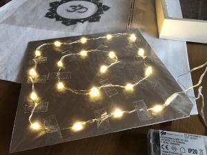 Anbringen LED Lichterkette für eine Lichtbox mit OM Symbol