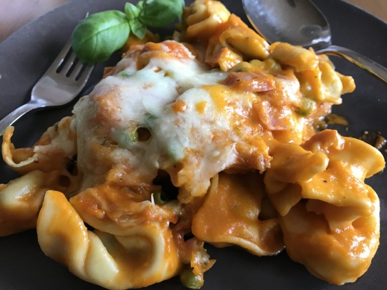 Tortellini al forno mit Tomatensoße – bee in flipflops