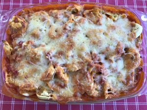 Tortellini al forno mit Tomatensoße, Schinken und Erbsen
