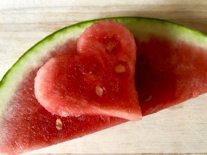 Wassermelone in Herzform ausstechen