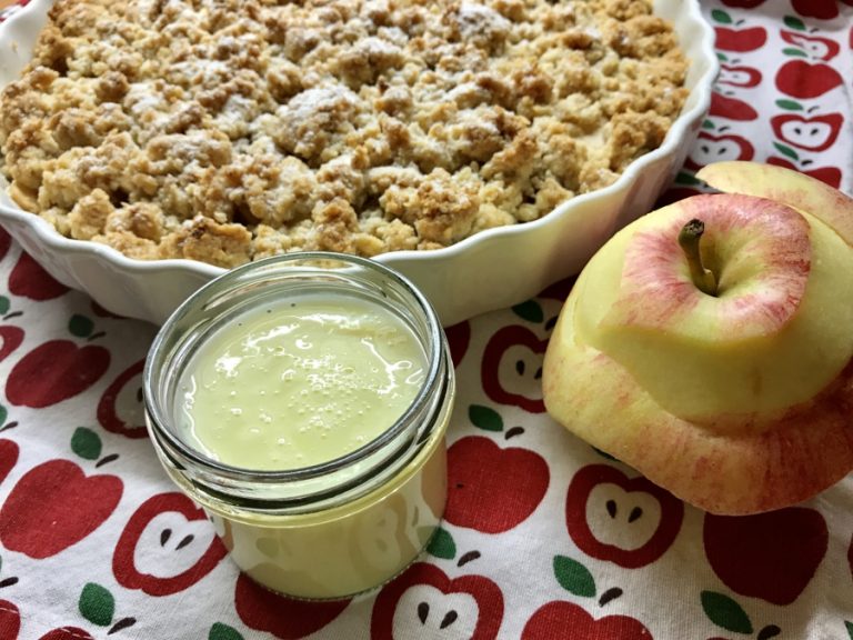 Apfel Crumble Dessert mit Vanillesoße – bee in flipflops