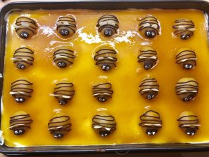 Bienenkuchen mit Aprikosen und Schmand