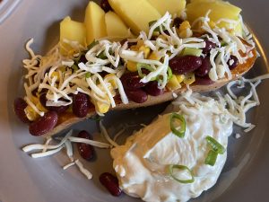 Gebackene Süßkartoffel mit Kidneybohnen und Kartoffeln