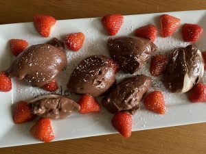 Mousse au Chocolat in nur 10 Minuten - mit Erdbeeren