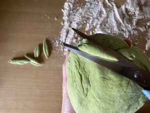Vegane Brokkoli Pasta mit der Schere geschnitten