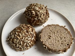 Eiweiß meets Ballaststoffe Brötchen Glutenfreie Brötchen mit Sonnenblumenkernen