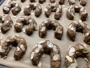 Mandelhörnchen mit Datteln statt Zucker Mandelhörnchen mit Datteln statt Zucker