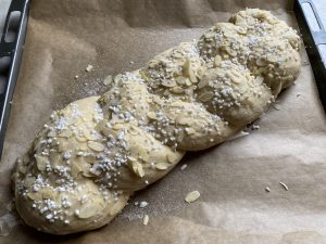 Hefezopf umgebacken mit Hagelzucker