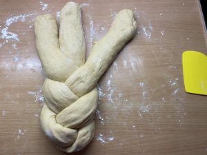 Hefeteig Stränge teils geflochten.